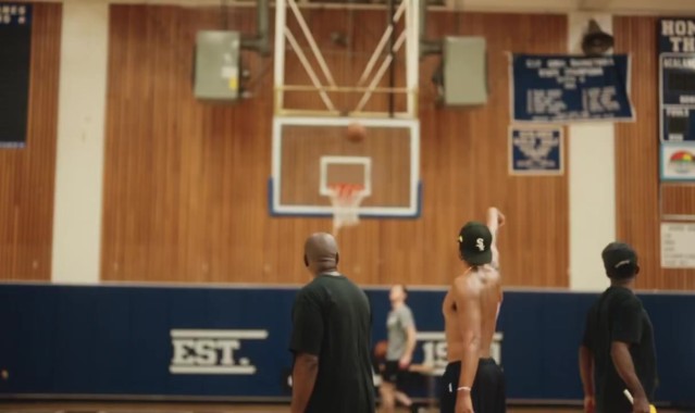 🤣直播反应啊！普尔训练直播中得知卢尼签约鹈鹕 高兴坏了！